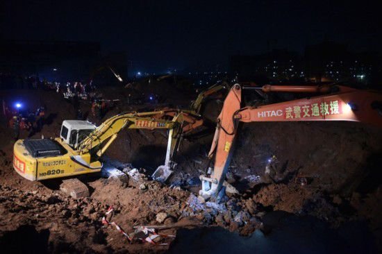 武警官兵昼夜搜救 科技世界网 武警官兵昼夜搜救 科技世界网