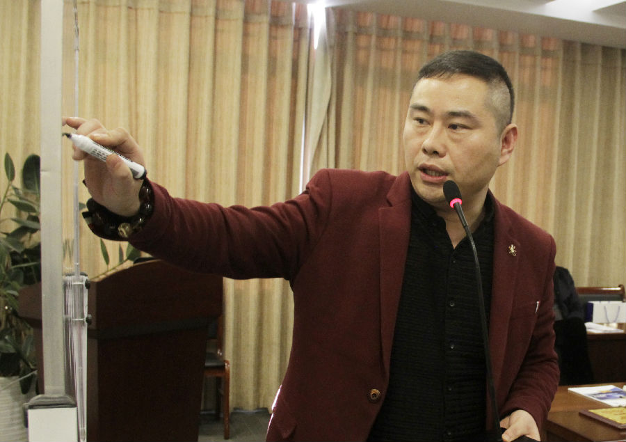 侯耀森老师在授课.jpg