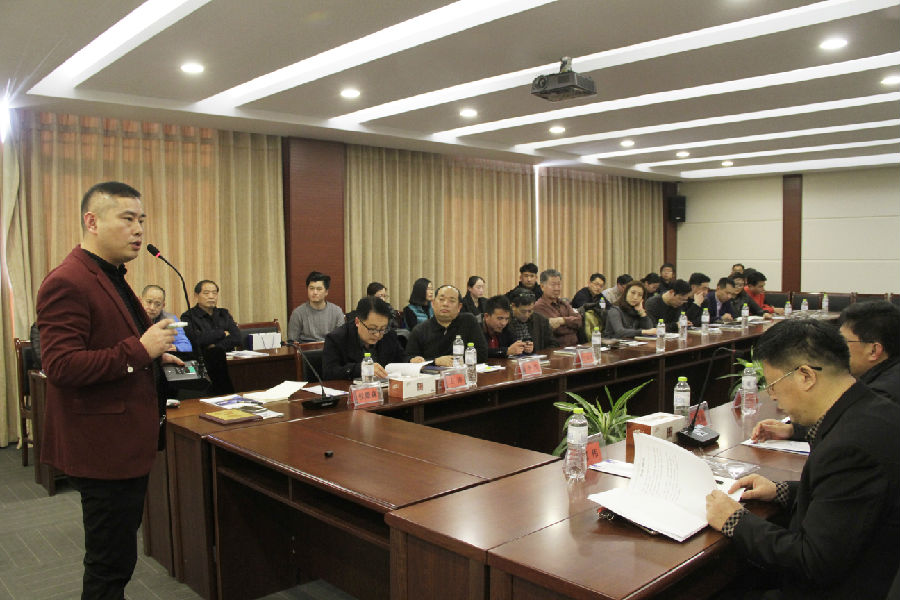 到场企业家在聆听老师的讲解.jpg